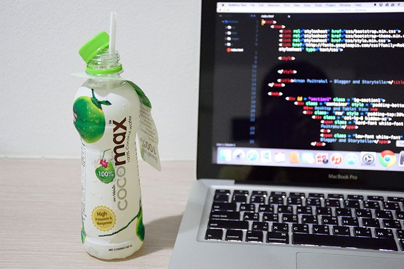 อากาศร้อน ๆ กับน้ำมะพร้าวบรรจุขวด 100% Cocomax จากมะพร้าวลูกครึ่งนะเออ