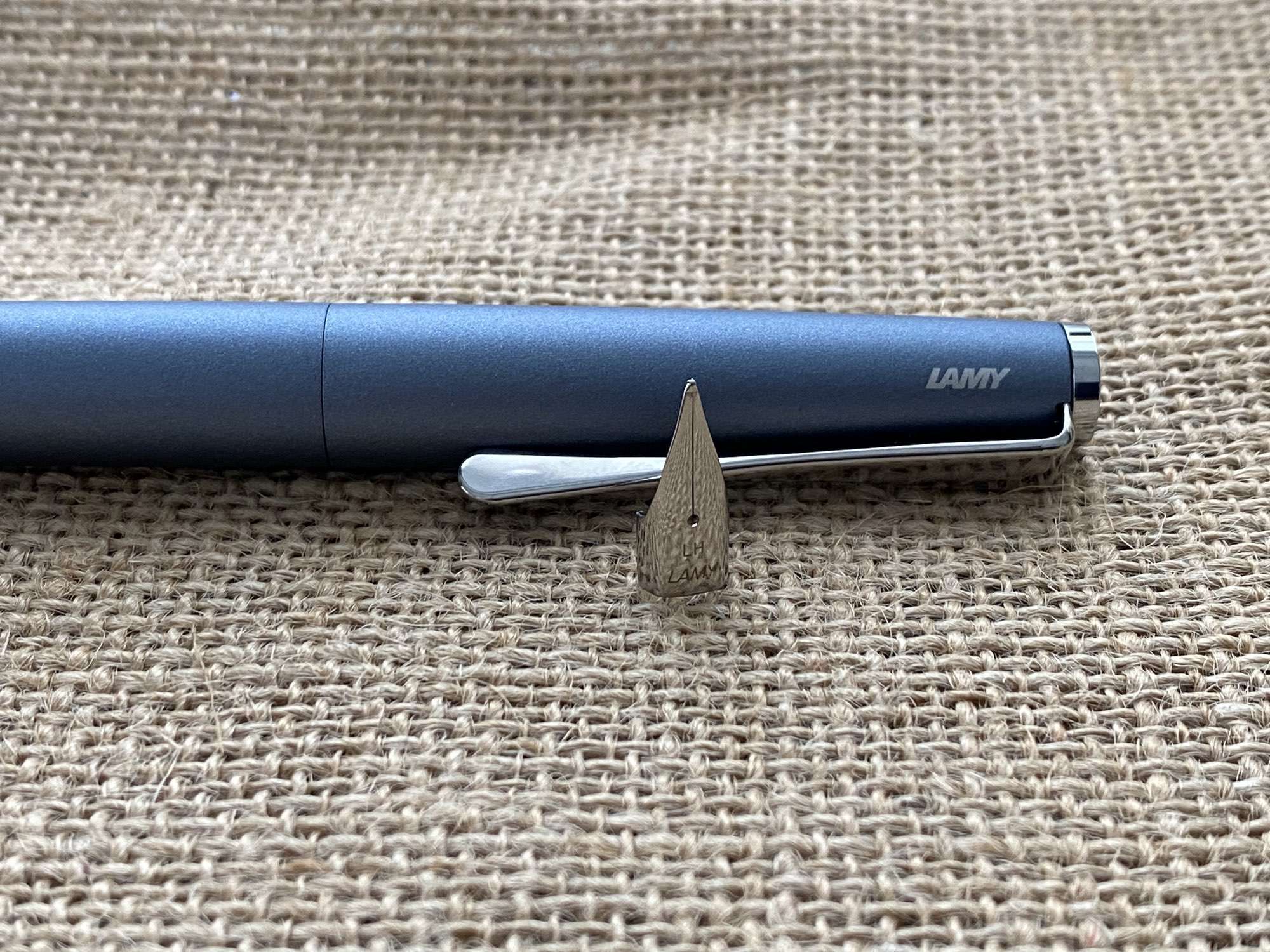 รีวิว Lamy Studio Glacier และ LH Nib สำหรับคนถนัดซ้าย