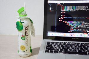 อากาศร้อน ๆ กับน้ำมะพร้าวบรรจุขวด 100% Cocomax จากมะพร้าวลูกครึ่งนะเออ